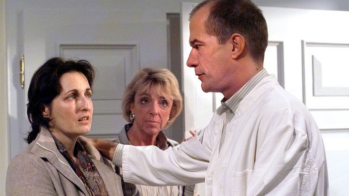 Carsten (Georg Uecker, Mitte: Ute Mora) schickt Frau Horowitz (Marita Ragonese) zu einem Spezialisten. Ihre Krankheit ist weitaus schwerer als gedacht.