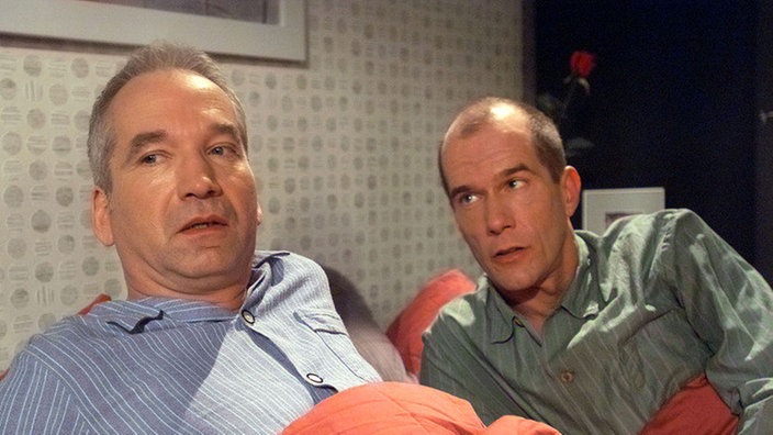 Carsten (Georg Uecker, rechts) und “Käthe” (Claus Vinçon) beschließen, ohne Felix in Urlaub zu fahren.