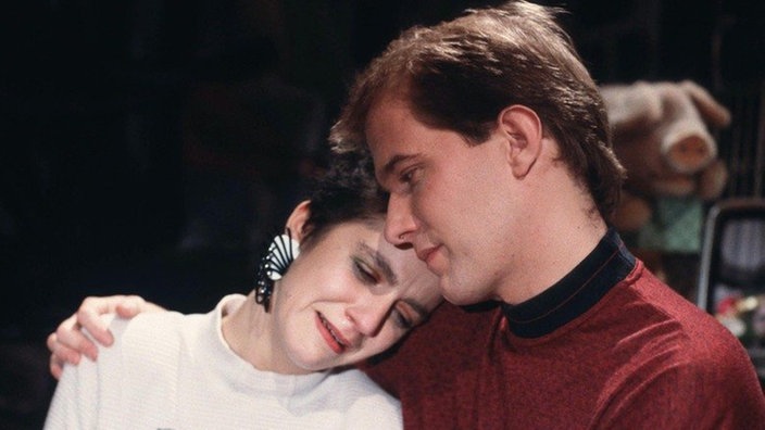 Carsten (Georg Uecker) versucht Beate (Susanne Gannott) zu trösten.