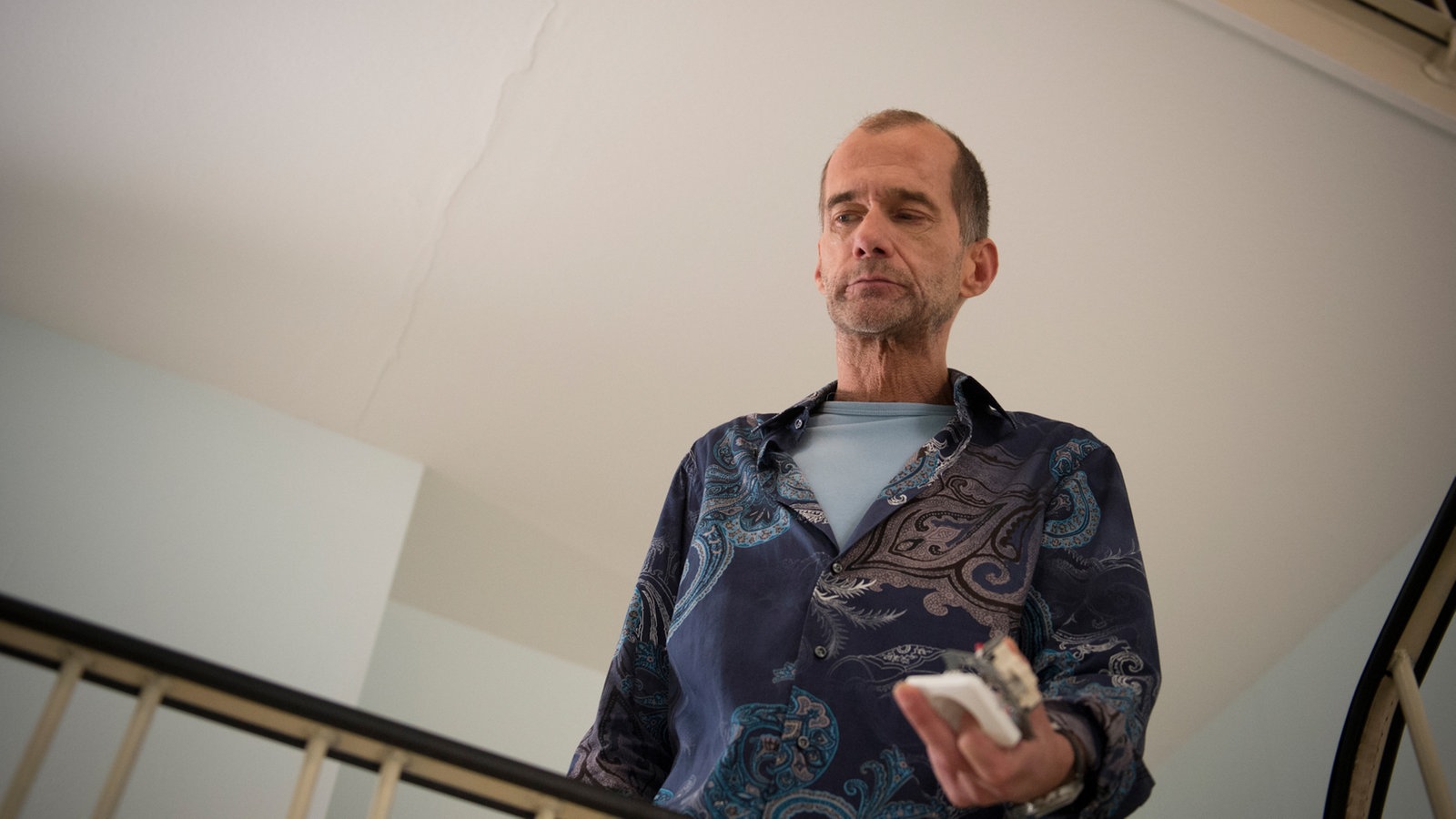 Carsten guckt im Treppenhaus nach unten
