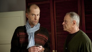 Carsten und Hajo stehen im Scholz-Schlafzimmer