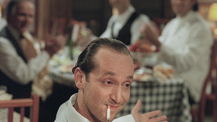 Chefkoch Fausto Rossini (Antonio Paradiso) gibt sich gelassen: Warum sollte es ausgerechnet die Mafia wagen, sich mit ihm anzulegen?