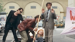 Chris Barnsteg im Sitzstreik: Aufgebrachte Autofahrer versuchen sie von der Straße zu bringen (Stefanie Mühle mit Werner Krumbiegel, Franz-Jürgen Zigelski, Ulrich Fausten).