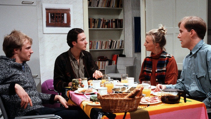 Chris Besuch in der Lindenstraße wird mit einem Frühstück bei Carsten und Robert gefeiert.(V.l.: Thorsten Nindel, Martin Armknecht, Stafanie Mühle und Georg Uecker)