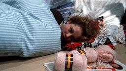 Chris liegt traurig im Bett
