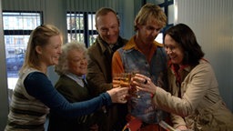 Christian stößt mir Tanja, Urzula, Hilde und Gunnar an