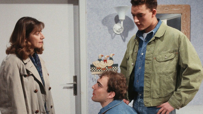 Christoph (Miachel Dillschnitter, links) und Benny (Christian Kahrmann) befragen Frau Hoffmeister (Tatjana Blacher) zu ihrer frei werdenden Wohnung.