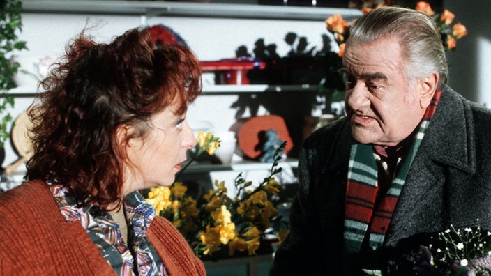 Claudia (Manon Straché) hört sich Egons (Wolfgang Grönebaum) Frust wegen Tanja an.