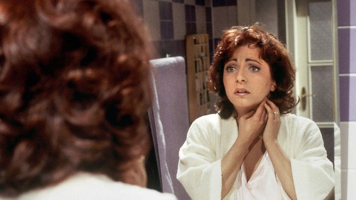 Claudia (Manon Straché) ist in Panik: Sie hat einen geschwollenen Lymphknoten ertastet.