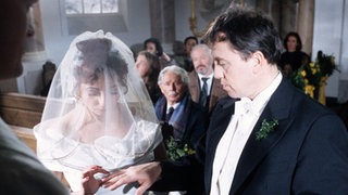 Claudia (Manon Straché) und Olaf (Franz Rampelmann) geben sich das "Ja-Wort".