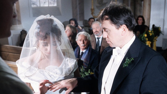 Claudia (Manon Straché) und Olaf (Franz Rampelmann) geben sich das "Ja-Wort".