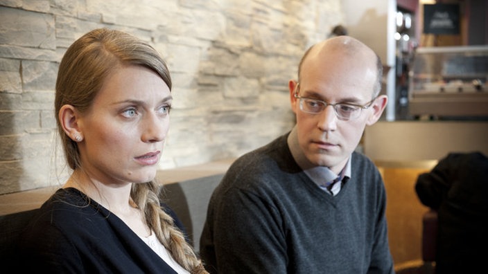 Conny und Philipp sitzen im "Café George"