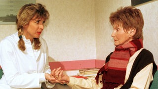 Corinna Marx (Petra Vieten, li) überredet Rosi Koch (Margret van Munster) dazu, gegen Carsten vorzugehen.