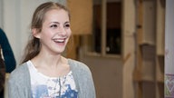 Cynthia hat Geschenke in der Hand