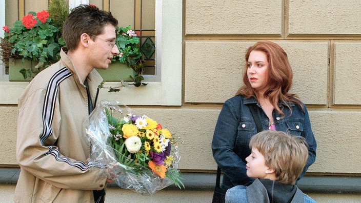Da helfen auch keine Blumen: Iffi (Rebecca Siemoneit-Barum mit Lennart Binder) läßt Heiko (Tilmar Kuhn) eiskalt abblitzen.