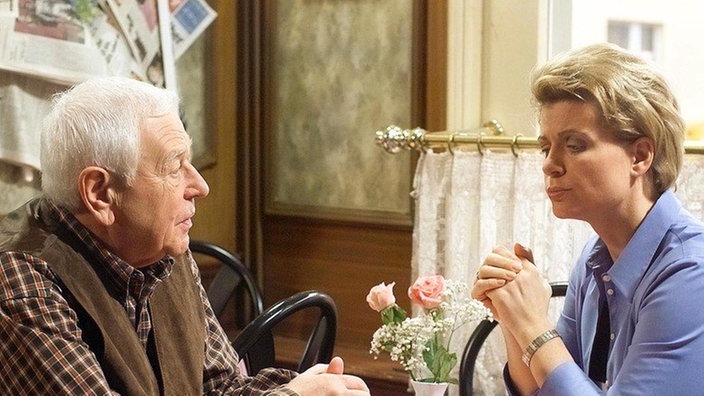 Da ist guter Rat gefragt: Gabi (Andrea Spatzek) schildert Oskar Krämer (Reinhold Lampe) ihre familiären Probleme.