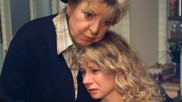 Da kann auch Helga (Marie-Luise Marjan, links) nicht viel helfen: Nina (Jacqueline Svilarov) ist untröstlich, dass sie ohne ihren geliebten Klaus zum Empfang gehen muss.