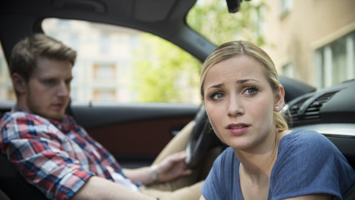 Daniel und Lea beraten sich im Auto