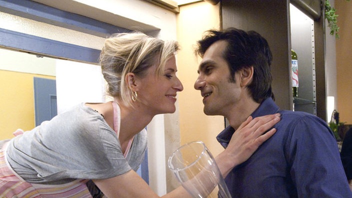 Danke! Sandra (Jennifer Steffens) ist überglücklich, dass Vasily (Hermes Hodolides) sich nicht von ihr abwendet - obwohl er von ihrer neuen Drogen-"Karriere" erfahren hat.