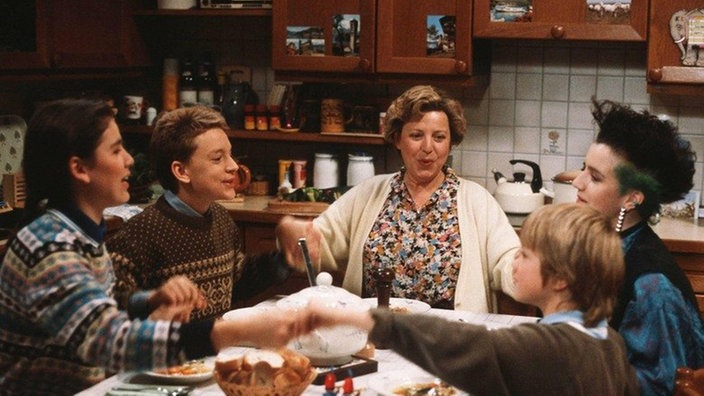 Das Abendessen bei Beimers ist eine lustige Angelegenheit, findet Beate (v.l.: Ina Bleiweiß, Christian Kahrmann, Marie-Luise Marjan, Moritz A. Sachs und Susanne Gannott).