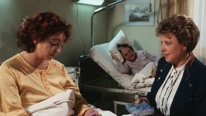 Das Gespräch mit Helga (Marie-Luise Marjan, rechts) tut Claudia (Manon Straché) gut.