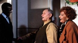 Das hatte Franz Wittich (Martin Rickelt, 2.v.r. mit Anna Teluren) sich anders vorgestellt: David Motibe (Ronnie Mkwanazi) ist „ein richtiger Neger“.