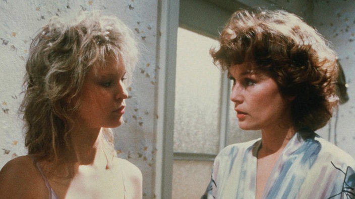 Das Hin und Her in der Familie Schildknecht nimmt kein Ende: Henny (Monika Woytowicz, rechts) und Tochter Tanja (Sybille Waury).