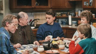 Das letzte Frühstück bei Familie Beimer: Onkel Franz muss gehen (v.l.: Joachim Hermann Luger, Martin Rickelt, Christian Kahrmann, Marie-Luise Marjan, Moritz A. Sachs).