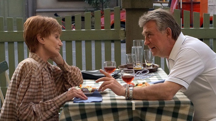 Das Tischtuch ist nicht mehr zerrissen: Rosi (Margret van Munster) hat das Kriegsbeil mit Bruno (Heinz Marecek) begraben.
