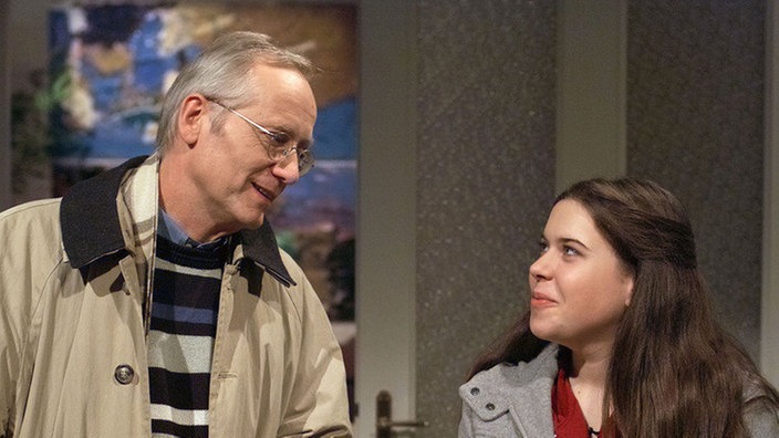 Das Verhältnis zwischen Sarah (Julia Stark) und Hans (Joachim Hermann Luger) scheint sich langsam zu entspannen.