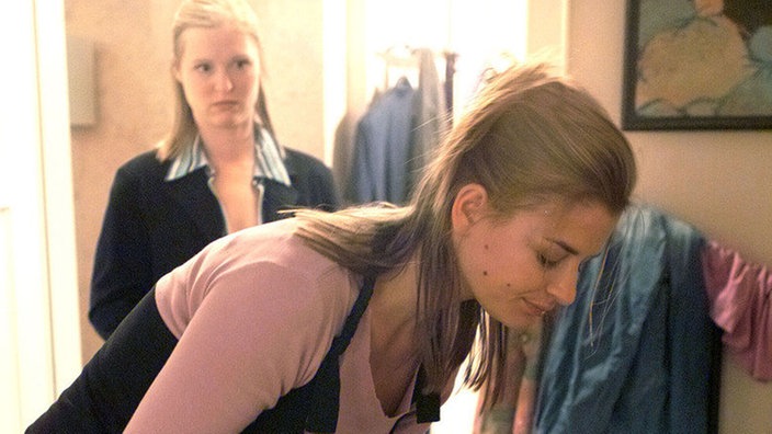 Das war's dann wohl: Franziska (Ines Lutz, rechts) packt ihre Sachen und zieht bei Tanja (Sybille Waury) aus.