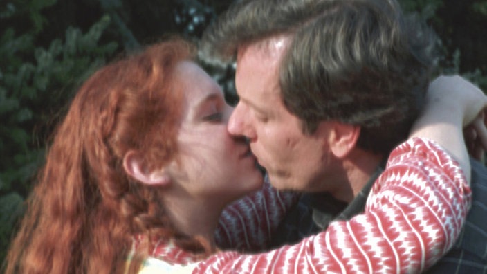Dass Kurt (Michael Marwitz) bis vor wenigen Stunden mit Eva im Bett lag, hält ihn nicht davon ab, leidenschaftlich mit Iffi (Rebecca Siemoneit-Barum) zu knutschen.