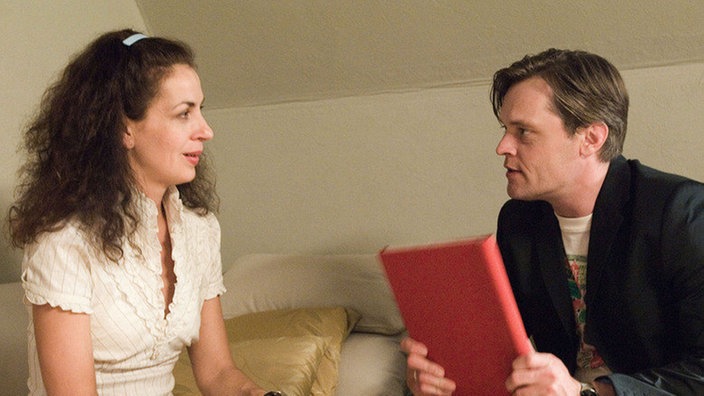 Der Autor Wedekamp (Axel Buchholz) taucht bei Suzanne (Susanne Evers) auf und bittet sie, sein Buch zu lektorieren.