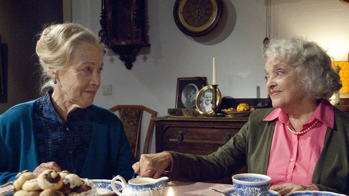 Der Beginn einer Freundschaft: Mimi (Kyra Mladeck, links) und Hilde (Giselle Vesco) entdecken immer wieder neue Gemeinsamkeiten.