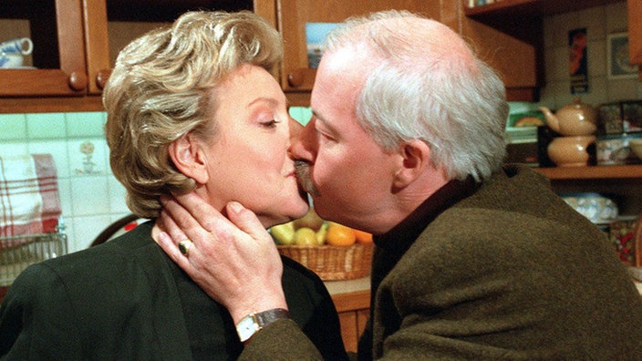 Der betrunkene Erich (Bill Mockridge) will seine Helga (Marie-Luise Marjan), die aber ist wenig angetan von seiner Bier- und Knoblauch-Fahne.