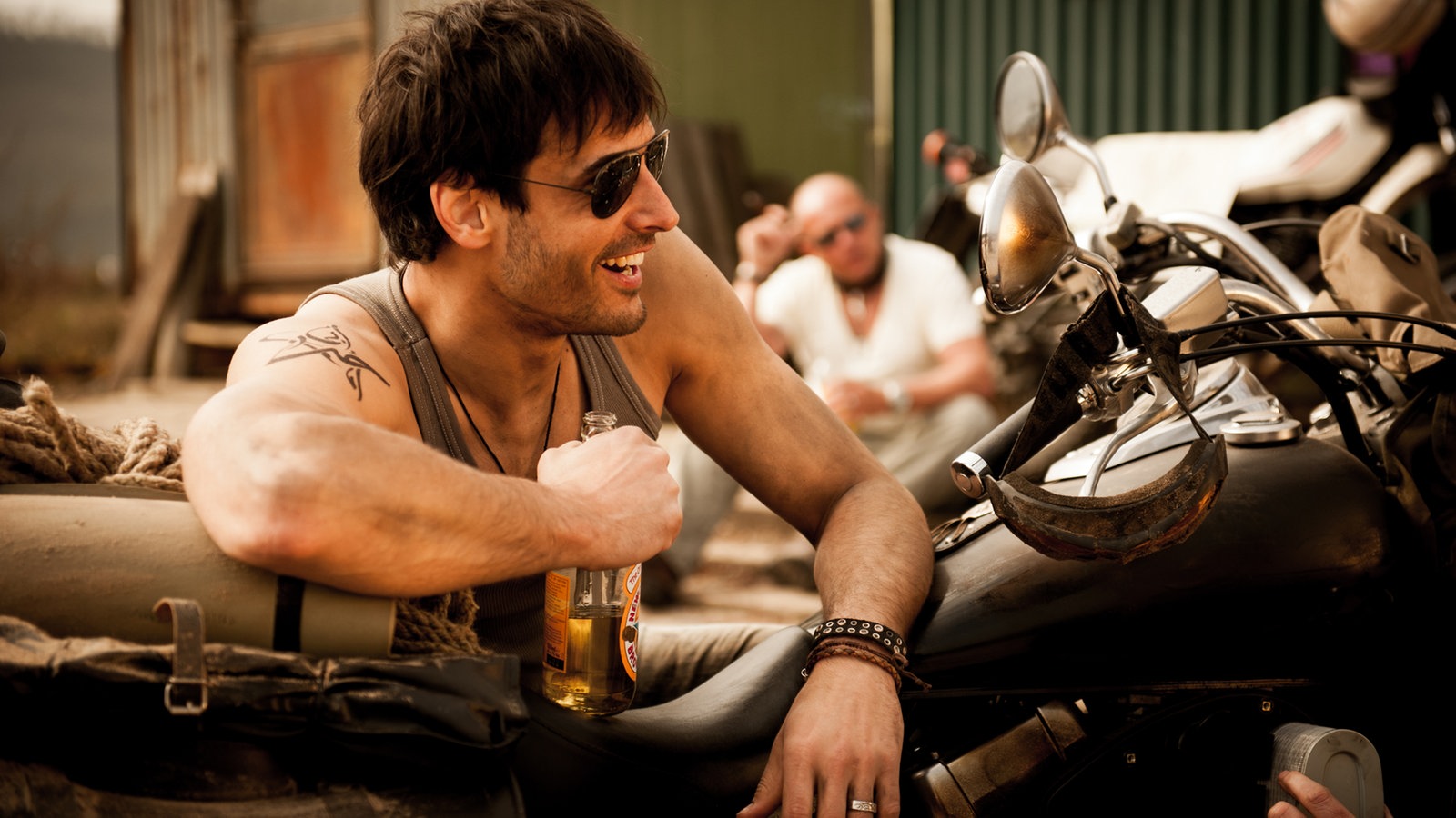 Der Biker lehnt sich an sein Motorrad