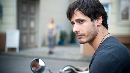 Der Biker sitzt auf seinem Motorrad