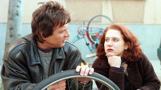 Der defekte Fahrradschlauch bringt Andy (Jo Bolling) und Iffi (Rebecca Siemoneit-Barum) auf eine glänzende Idee.