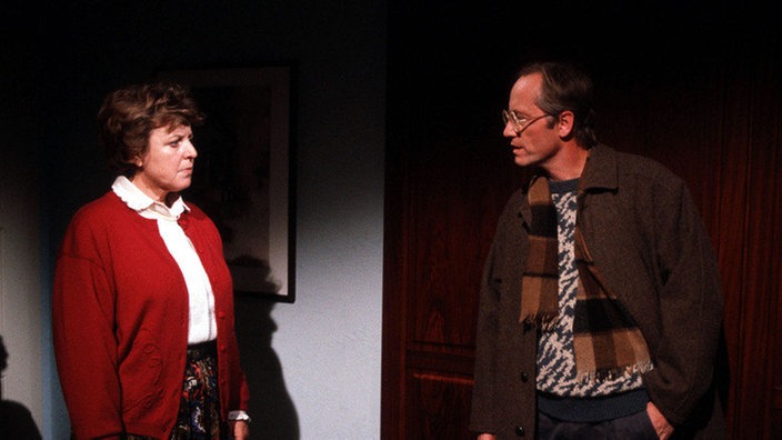 Der Ehestreit zwischen Helga (Marie-Luise Marjan) und Hans (Joachim Hermann Luger) spitzt sich immer weiter zu.