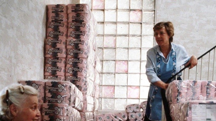 Der Schock ist groß: Helga (Marie-Luise Marjan, rechts) hat versehentlich zehn Industriepaletten Toilettenpapier geordert. Elses (Annemarie Wendl) Kommentare machen es Helga auch nicht leichter.