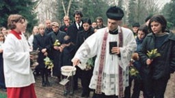 Der tragische Tod der kleinen Paula bestürzt alle Bewohner der Lindenstraße.