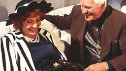 Diamonds are a girls best friend: Priesnitz schenkt Amélie eine wertvolle Brosche.