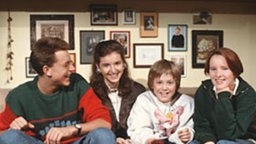 Die Beimer Jungs Benny (Christian Kahrmann) und Klausi (Moritz A. Sachs) haben die erste Skepsis überwunden und akzeptieren die Französin als neues Familienmitglied (rechts: Nina Vorbrodt).