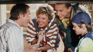 Die Beimers sind wieder vereint: Fröhlich kommen Mutter und Söhne aus dem Urlaub zurück (v.l.: Joachim Hermann Luger, Marie-Luise Marjan, Christian Kahrmann, Moritz A. Sachs).