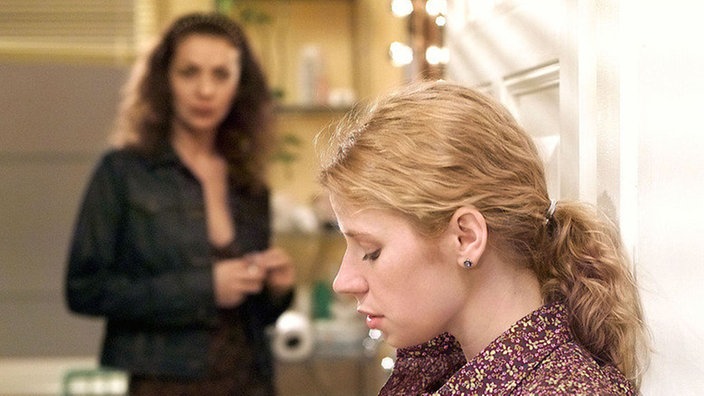 Die Dresdner Wohngemeinschaft plagen Geldprobleme. So wundert sich Nina (Jacqueline Svilarov, rechts) nicht wenig, als Suzanne (Susanne Evers) ausgerechnet jetzt zum ausgedehnten Einkaufsbummel aufbricht.