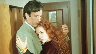 Die Fahrt zur Hochzeitsgesellschaft nutzen Kurt (Michael Marwitz) und Iffi (Rebecca Siemoneit-Barum) zu einem Schäferstündchen im Hotel "Gloria".