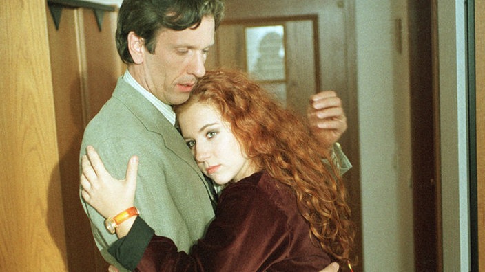 Die Fahrt zur Hochzeitsgesellschaft nutzen Kurt (Michael Marwitz) und Iffi (Rebecca Siemoneit-Barum) zu einem Schäferstündchen im Hotel "Gloria".