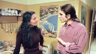 Die hübsche Alexia (Stefania Adamopoulou) wurde von Elena als Lockvogel eingestellt. Sie soll Vasily (Hermes Hodolides) auf andere Gedanken - und damit weg von Mary - bringen.