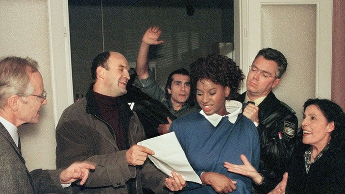 Die Kriminalpolizei will Mary abführen und in ihr Heimatland abschieben (v.l.n.r.: Joachim Hermann Luger, Axel Gottschick, Hermes Hodolides, Liz Baffoe, Domna Adamopoulou).