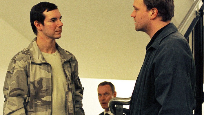 Die Lage eskaliert: Brenner (Klaus Nierhoff, Mitte) platzt in das Gespräch, das Klaus (Moritz A. Sachs, rechts) mit dem Stalker (Stefan Vurchio) vereinbart hatte, und beginnt eine Prügelei.
